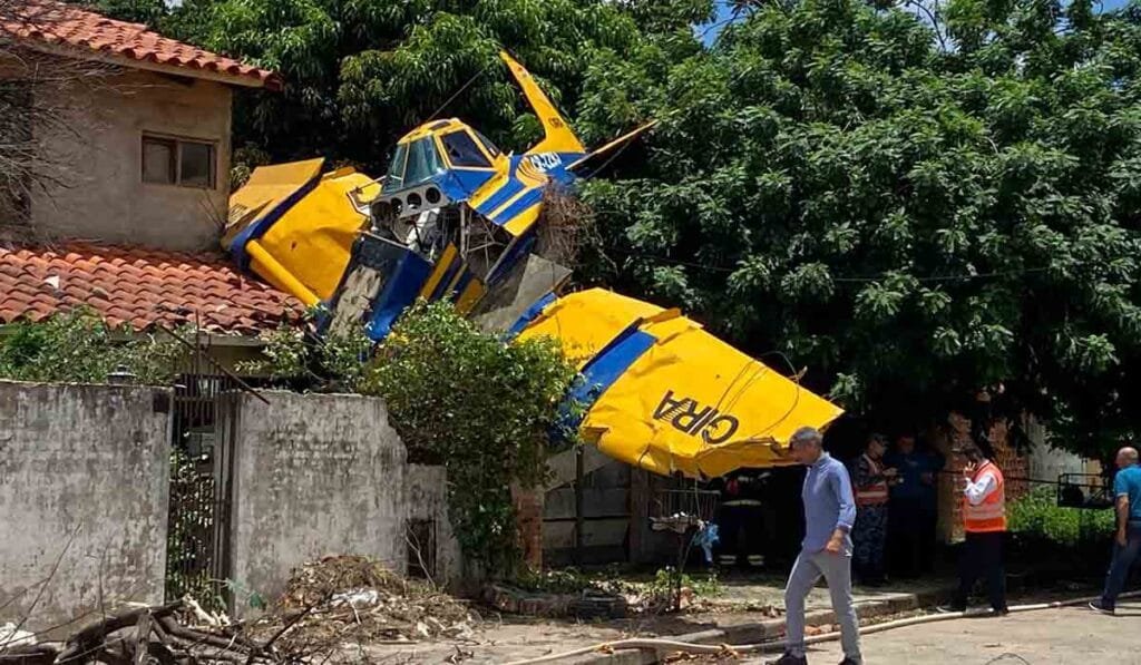 una-avioneta-cae-en-una-casa-por-la-zona-de-san-aurelio-en-santa-cruz-de-la-sierra-31-01-2025-