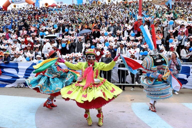 miles-de-musicos-celebran-el-bicentenario-de-Bolivia-y-dan-inicio-al-Carnaval-de-Oruro-1068x712