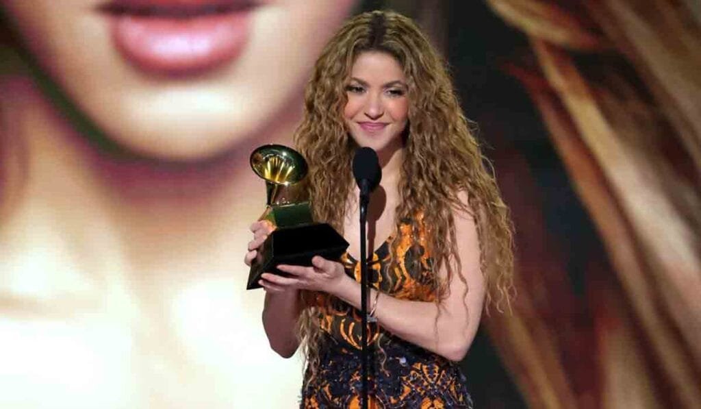 shakira-dedica-su-premio-grammy-a-sus-hermanos-y-hermanas-inmigrantes-03-02-2025