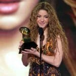 shakira-dedica-su-premio-grammy-a-sus-hermanos-y-hermanas-inmigrantes-03-02-2025