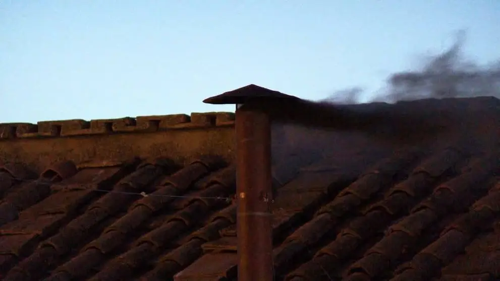 Fumata negra marca el cónclave; no hay acuerdo inicial para elegir al papa